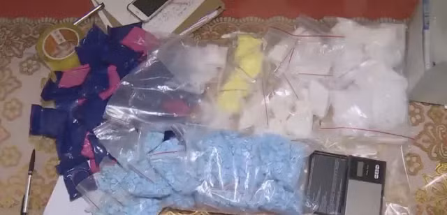 Số lượng ma túy, vũ khí bị thu giữ khủng: Kết quả đấu tranh chuyên án đến nay, cơ quan công an đã thu giữ 323,5kg ma túy các loại, 12 khẩu súng, 3 quả lựu đạn và nhiều vật chứng có liên quan. 