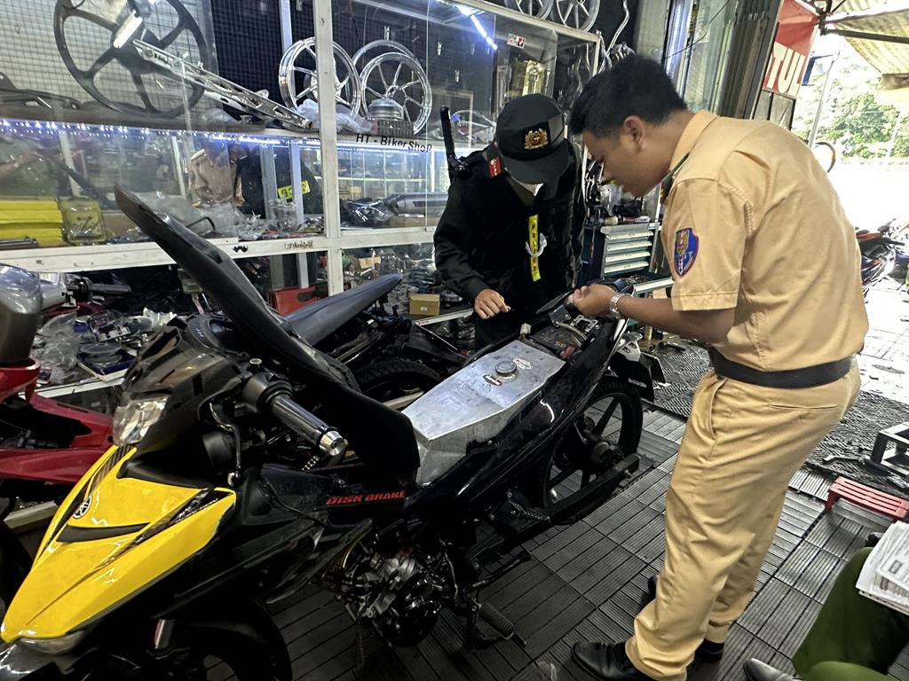 Kết quả kiểm tra 16 cơ sở, lực lượng Công an đã phát hiện có 9 cơ sở không có giấy Chứng nhận đăng ký kinh doanh; 6 cơ sở vi phạm các quy định về PCCC; 6 cơ sở đang thực hiện việc “độ chế” xe mô tô phục vụ việc đua xe trái phép với tổng cộng 25 xe mô tô các loại. 