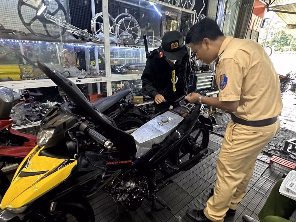 Kết quả kiểm tra 16 cơ sở, lực lượng Công an đã phát hiện có 9 cơ sở không có giấy Chứng nhận đăng ký kinh doanh; 6 cơ sở vi phạm các quy định về PCCC; 6 cơ sở đang thực hiện việc “độ chế” xe mô tô phục vụ việc đua xe trái phép với tổng cộng 25 xe mô tô các loại. 