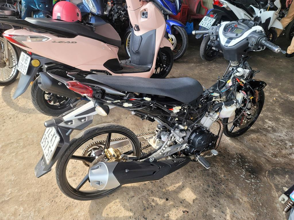 10 cơ sở đang sửa chữa xe mô tô không có giấy chứng nhận đăng ký xe, với tổng cộng 47 xe mô tô; 7 cơ sở kinh doanh buôn bán phụ tùng xe không rõ nguồn gốc, không có hoá đơn chứng từ. 