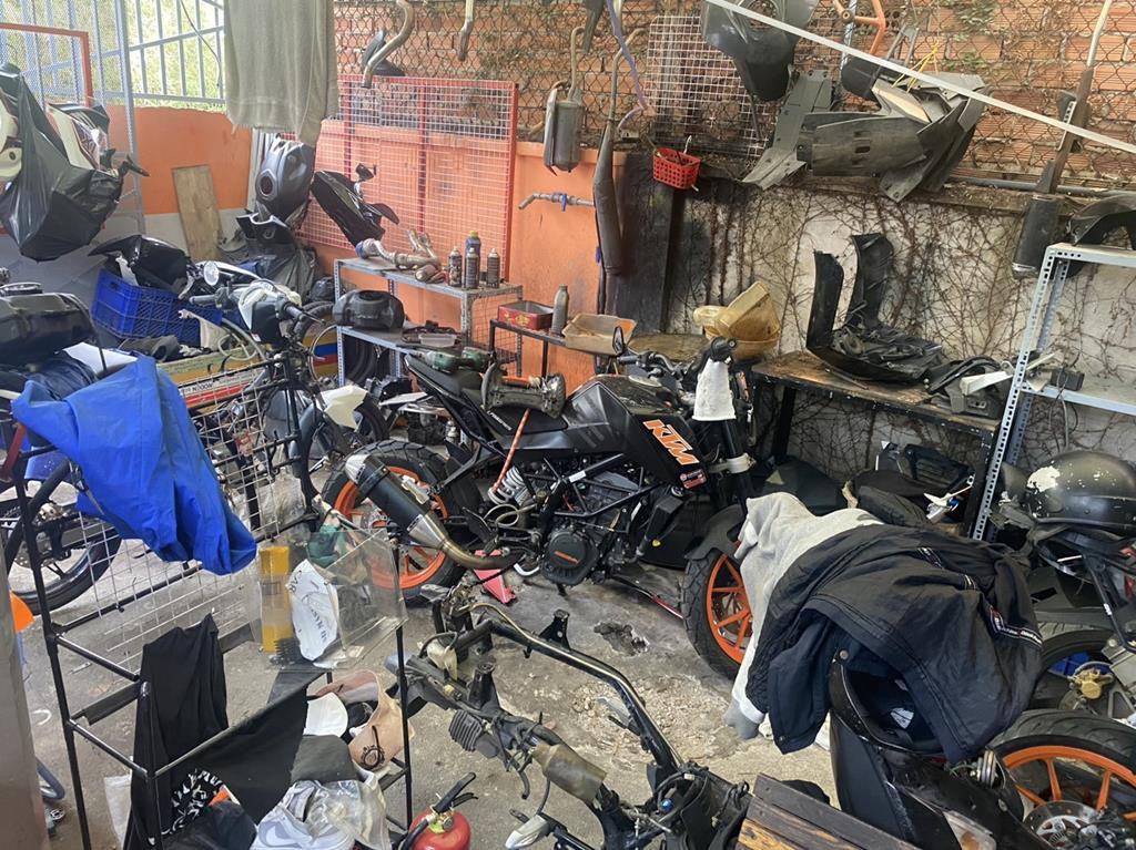 Các tổ công tác đã tạm giữ 57 xe mô tô các loại; 197 sản phẩm phụ tùng xe máy; 714kg ắc quy đã qua sử dụng; 3 biển số xe mô tô không rõ nguồn gốc; 1 bàn thử xăng xe FI. 