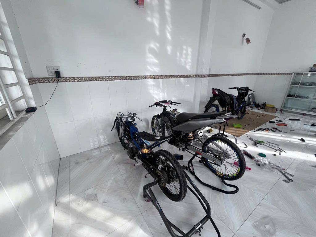 Nhiều xe đang “độ chế” tại tiệm sửa xe Jim Biker ở khu phố 1, phường Tân Mai, TP.Biên Hoà. 