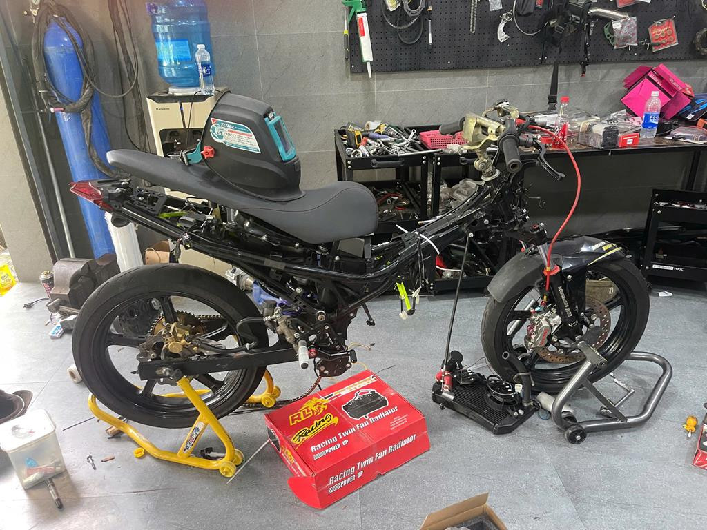 Phát hiện xe “độ chế” tại 1 tiệm sửa xe không số ở ấp 3, xã An viễn, huyện Trảng Bom, Đồng Nai.