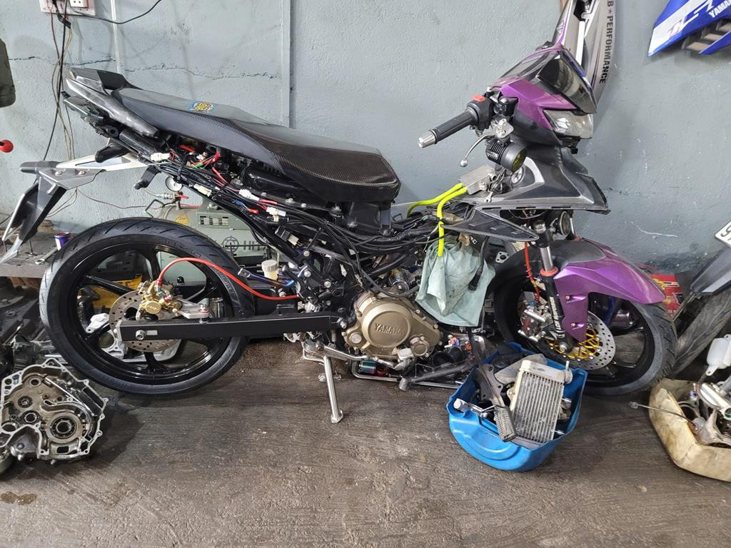 Ngoài ra, nhiều xe máy khác đang tháo và lắp ráp, có dấu hiệu thay đổi kết cấu các bộ phận như: ống pô, mâm vành, nhông xích; hàng chục phương tiện không chính chủ, các bộ khung, sườn, lốc máy và nhiều phụ tùng không rõ nguồn gốc; một số tiệm sửa xe còn trang bị cả phòng cách âm, để phục vụ việc kiểm tra tốc độ phương tiện. 