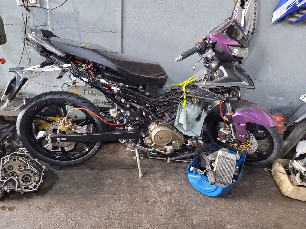 Ngoài ra, nhiều xe máy khác đang tháo và lắp ráp, có dấu hiệu thay đổi kết cấu các bộ phận như: ống pô, mâm vành, nhông xích; hàng chục phương tiện không chính chủ, các bộ khung, sườn, lốc máy và nhiều phụ tùng không rõ nguồn gốc; một số tiệm sửa xe còn trang bị cả phòng cách âm, để phục vụ việc kiểm tra tốc độ phương tiện. 