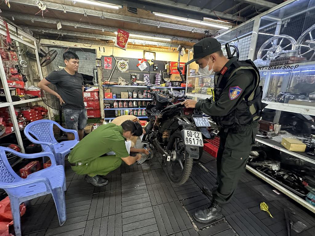 Chiều 1/11, Công an tỉnh Đồng Nai đã thành lập 16 tổ công tác, đồng loạt ra quân kiểm tra 16 cơ sở có dấu hiệu “độ chế” xe mô tô trên địa bàn toàn tỉnh (Biên Hoà: 8 cơ sở; Xuân Lộc: 2 cơ sở; Long Thành: 2 cơ sở; Nhơn Trạch: 1 cơ sở; Trảng Bom: 2 cơ sở; Vĩnh Cửu: 1 cơ sở). 