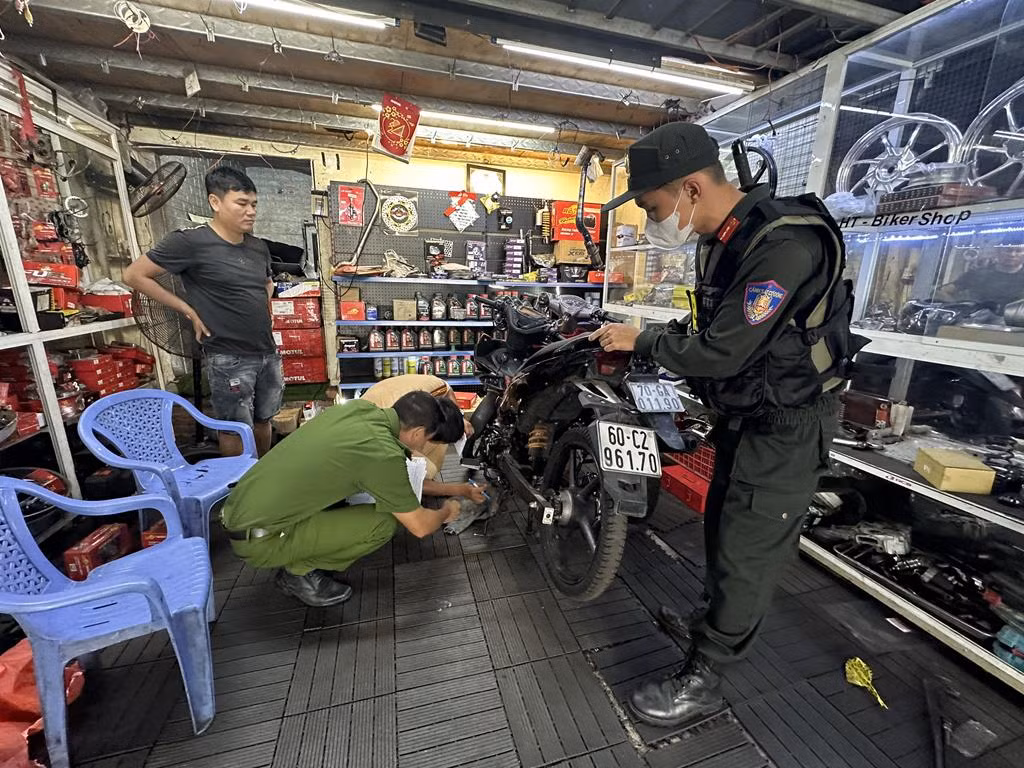 Chiều 1/11, Công an tỉnh Đồng Nai đã thành lập 16 tổ công tác, đồng loạt ra quân kiểm tra 16 cơ sở có dấu hiệu “độ chế” xe mô tô trên địa bàn toàn tỉnh (Biên Hoà: 8 cơ sở; Xuân Lộc: 2 cơ sở; Long Thành: 2 cơ sở; Nhơn Trạch: 1 cơ sở; Trảng Bom: 2 cơ sở; Vĩnh Cửu: 1 cơ sở). 