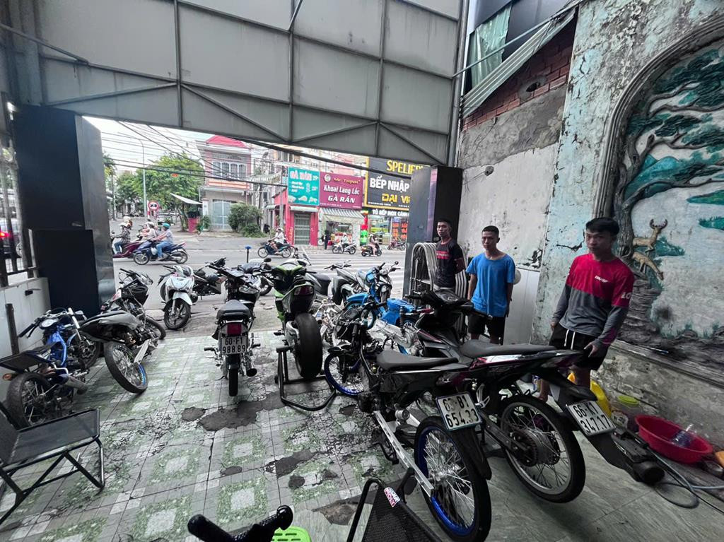 Đáng chú ý, từ kết quả kiểm tra, không chỉ dừng ở xử phạt hành chính mà giao cho công an các đơn vị, địa phương tiếp tục điều tra mở rộng có dấu hiệu tội phạm hình sự là sẽ khởi tố, trong đó làm rõ các phương tiện mà cơ quan chức năng kiểm tra phát hiện không rõ nguồn gốc, làm rõ có dấu hiệu tiêu thụ tài sản hay không; các linh kiện không rõ nguồn gốc xuất xứ sẽ truy đến cùng có dấu hiệu buôn lậu, trốn thế hay không… 