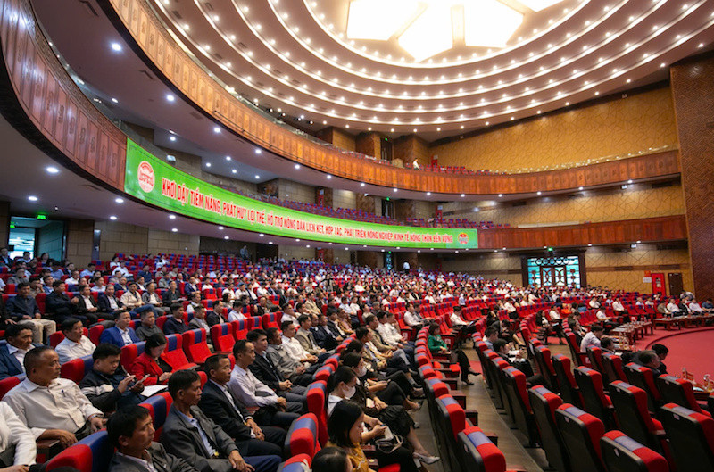 Chủ tịch UBND tỉnh Hải Dương Lê Ngọc Châu đối thoại với nông dân - Hình 3 Chu tich UBND tinh Hai Duong Le Ngoc Chau doi thoai voi nong dan-Hinh-3