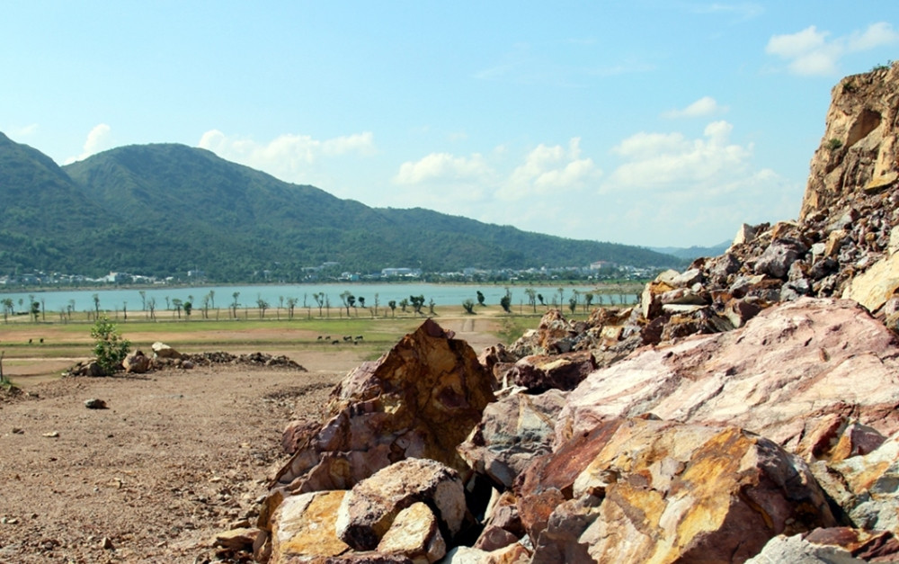 Đồi núi bị lấy đất, đá để lại hiện trạng dốc có nguy cơ sạt lở vào mùa mưa. (Ảnh: VOV).