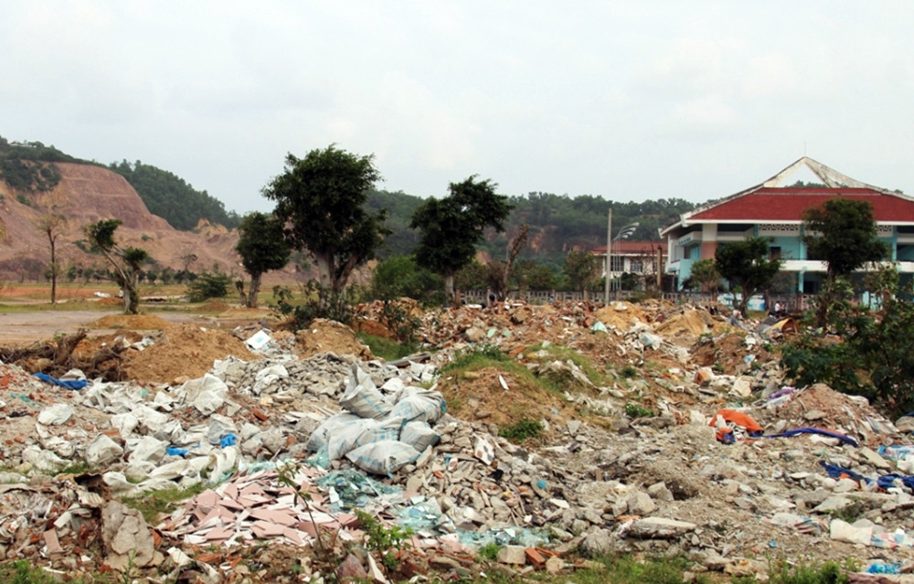 Sau 9 năm triển khai, dự án khu đô thị hồ Phú Hòa hiện vẫn chỉ là bãi đất hoang hóa rộng bạt ngàn với nhiều hạng mục công trình dang dở. (Ảnh: VOV).