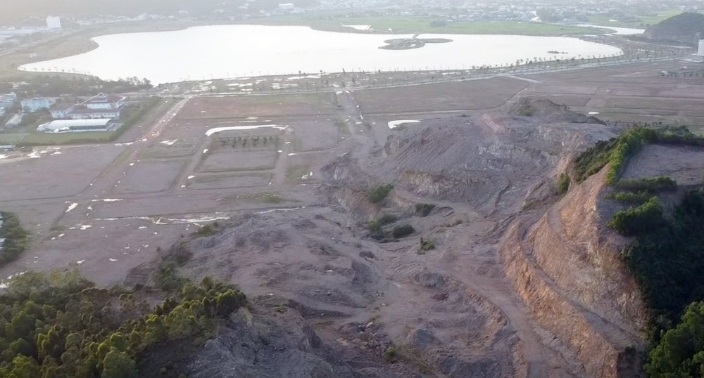 Nhiều năm nay, doanh nghiệp huy động máy móc, phương tiện san bạt, đào cắt sâu vào chân và sườn núi Bà Hỏa để lại hiện trường nham nhở. (Ảnh: VTC News).