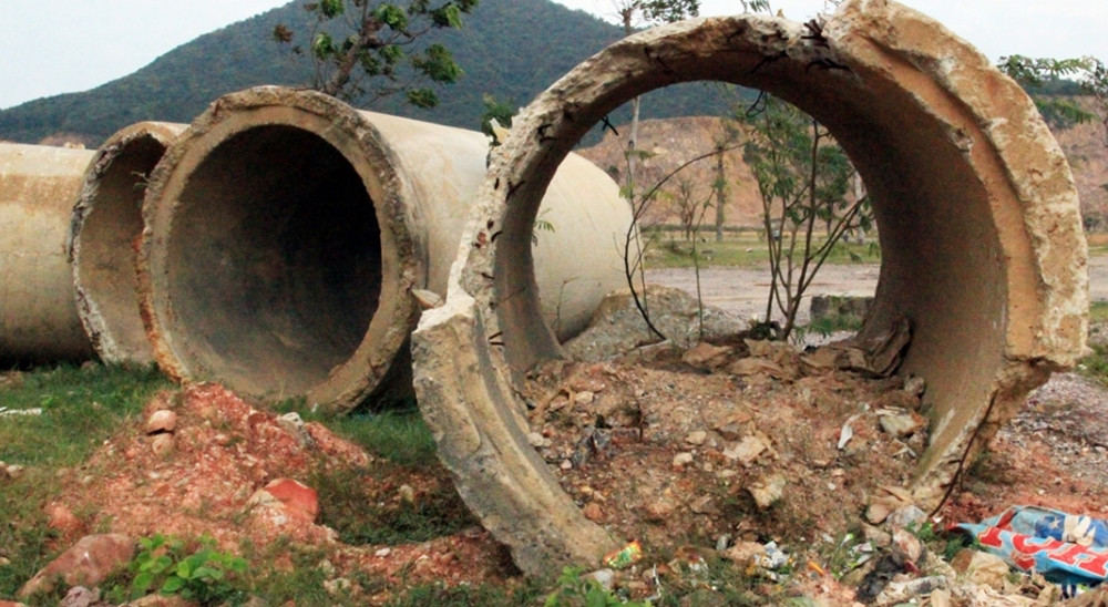 Các cống thoát nước nằm ngổn ngang ở khu vực dự án. (Ảnh: VOV).