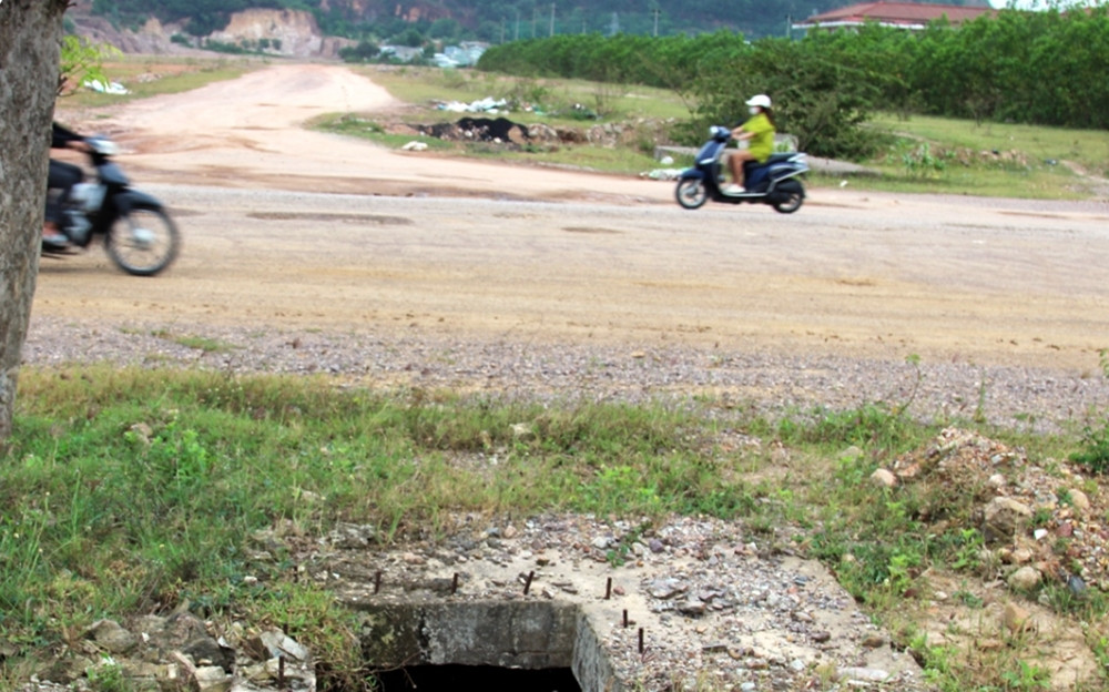 Miệng cống thoát nước không có nắp đậy, không che chắn nằm gần đường giao thông gât mất an toàn, tiềm ẩn nguy hiểm cho người dân và gia súc. (Ảnh: VOV).