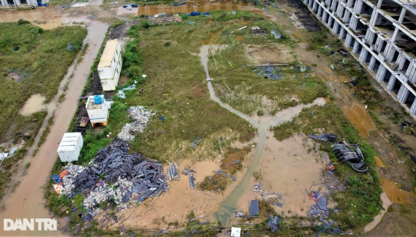 Thế nhưng suốt 8 năm, nhà đầu tư chậm triển khai khiến khu đất ở vị trí đắc địa trở nên hoang phế. (Ảnh: Dân Trí).