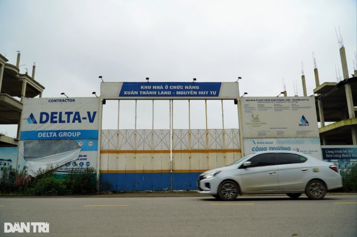 Giữa năm 2022, khi công trình đã cơ bản xong phần thô thì bất ngờ dừng lại cho đến nay. Nhiều tháng qua công trình "cửa đóng then cài" không có công nhân hoạt động. (Ảnh: Dân Trí).