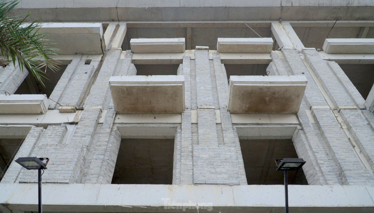 Nhiều hạng mục bên trong thi công dở dang, rồi bỏ hoang khiến cho khung cảnh trở nên nhếch nhác. (Ảnh: Tiền Phong).