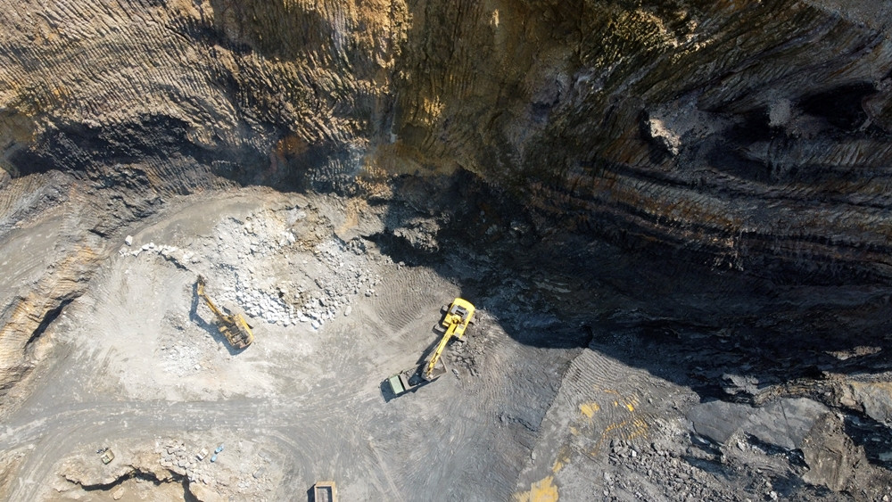 Mặc dù UBND tỉnh Hòa Bình đã có “lệnh” đóng cửa mỏ khoáng sản than Mường Vọ từ đầu tháng 8/2021, tuy nhiên, theo phản ánh của người dân địa phương thì tại mỏ than này vẫn thấy tình trạng đưa máy móc, công nhân vào đục khoét đồi núi, san ủi khối lượng đất đá khổng lồ để tiếp tục lấy than đem đi tiêu thụ mà không hề bị ai ngăn chặn.