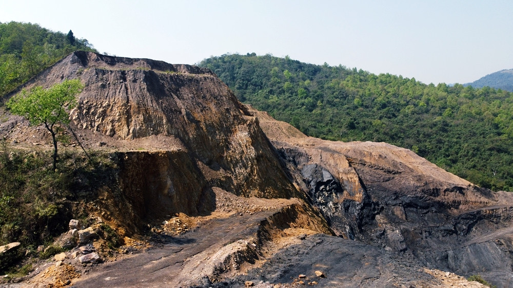 Phần diện tích đóng cửa mỏ là 17,5ha, gồm 2 khu vực, trong đó khu vực 1 có diện tích 6,7ha; khu vực 2 là 10,8ha. Khối lượng thực hiện theo đề án đã được hội đồng thẩm định đề án đóng cửa mỏ của UBND tỉnh Hòa Bình thẩm định và thông qua là 166.407m3 đất đá, xít hỗn hợp tại bãi thải được tận dụng, vận chuyển ra khỏi khu vực mỏ.