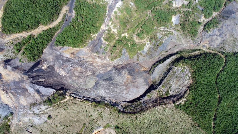 Phó Chủ tịch UBND tỉnh Hoà Bình giao Sở Tài nguyên và Môi trường chủ trì phối hợp với Sở Công thương, UBND huyện Kim Bôi và các Sở, ngành đơn vị có liên quan kiểm tra thông tin báo chí phản ánh, xử lý nghiêm các sai phạm (nếu có) theo thẩm quyền; kịp thời thông tin đến cơ quan báo chí theo Luật định; báo cáo Chủ tịch UBND tỉnh theo quy định.