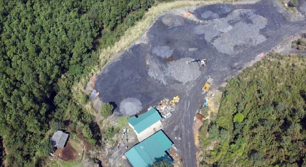 Bãi tập kết nằm cách khu vực khai thác than khoảng vài chục mét.