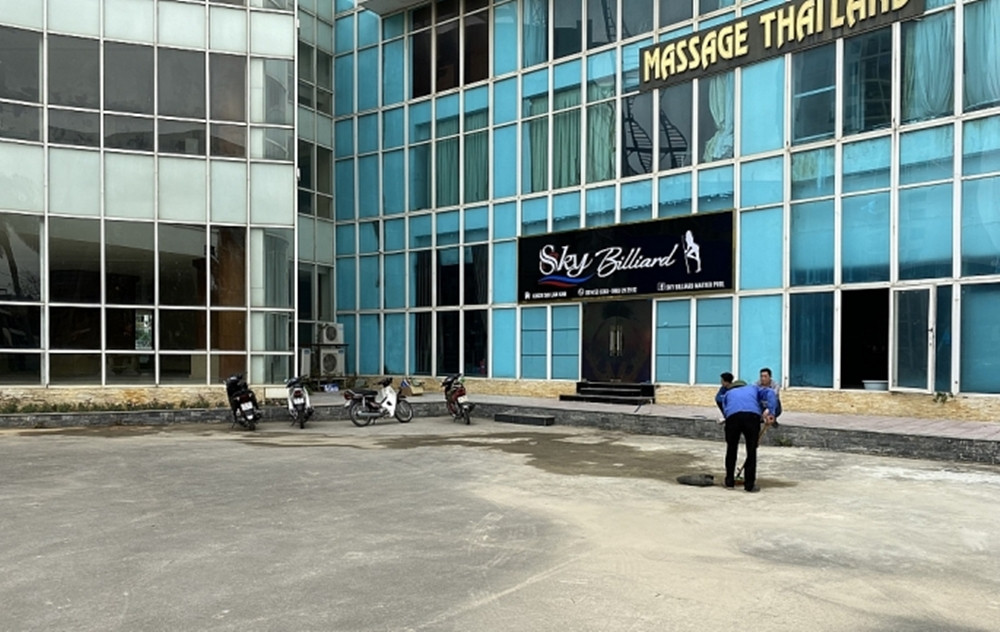 Đại diện đơn vị quản lý khách sạn Lam Kinh cho báo chí biết, thời điểm hiện tại công nhân đã sửa sang, hoàn chỉnh khoảng 75% khối lượng công việc. Dự kiến sẽ cho khách sạn chạy thử khoảng 100 phòng trước dịp lễ 30/4 – 1/5. (Ảnh: Pháp luật&amp;Xã hội).