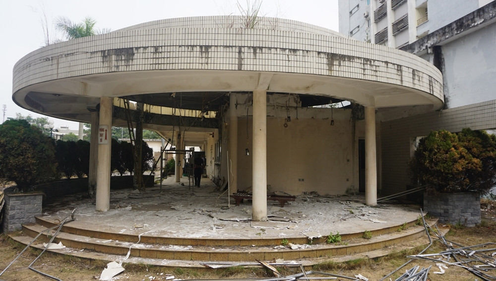 Do bỏ hoang nhiều năm khiến nhiều hạng mục của khách sạn Lam Kinh bị xuống cấp. (Ảnh: Minh Hải).