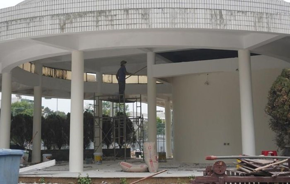 Trong khuôn viên khách sạn, hàng chục công nhân đang sửa chữa, chỉnh trang một số hạng mục như phòng Sky Billiard, hệ thống cây xanh, quầy lễ tân, các phòng nghỉ, hệ thống điện… (Ảnh: Người đưa tin).