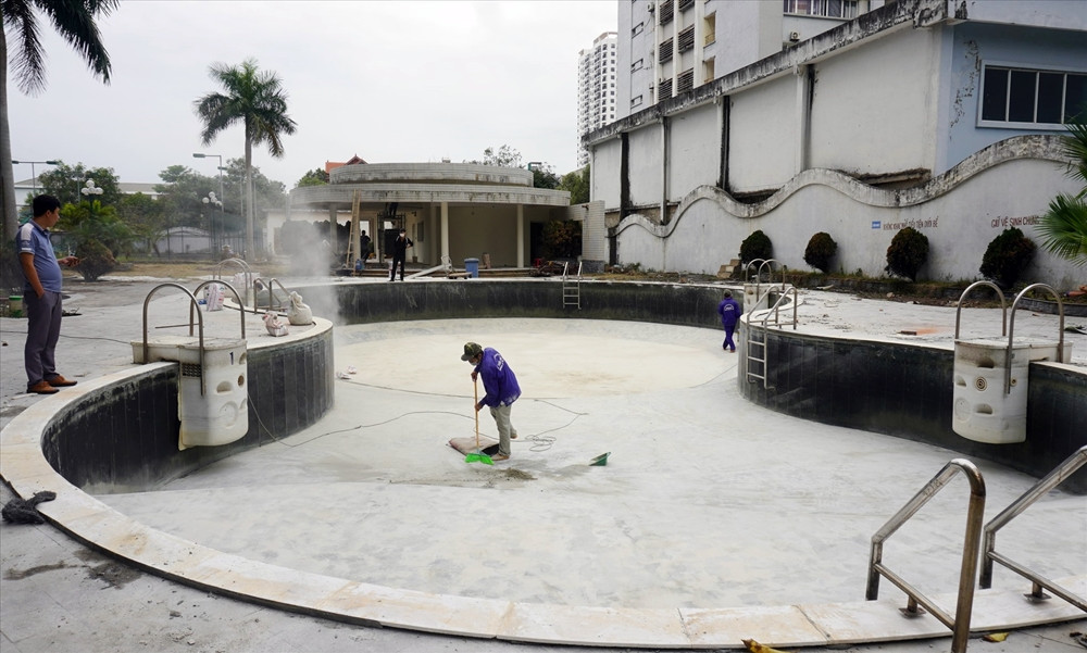 Hồ bơi được tích cực sửa chữa. (Ảnh: Lao Động).