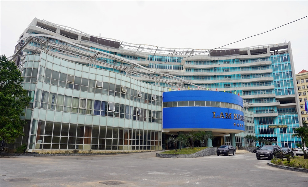 Khách sạn cao 11 tầng, hình lượn sóng đạt tiêu chuẩn 4 sao, với 222 phòng lưu trú, phòng hội thảo có sức chứa 600 chỗ ngồi. Ngoài ra, khách sạn còn có các sân tennis, bể bơi và bên cạnh là trung tâm thương mại, văn phòng cao cấp. (Ảnh: Lao Động).