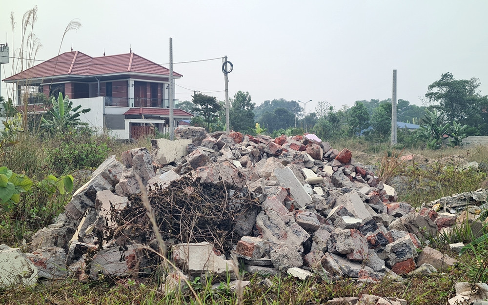 Một số vị trí đất khác thì trở thành điểm đổ phế thải xây dựng, nhếch nhác, mất mỹ quan.