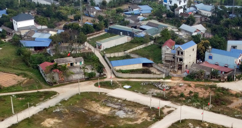 Theo bà Nhung, gia đình đông nhân khẩu (5 người) sống chật hẹp trong căn nhà 34 m2, nếu thu hồi mà không được hỗ trợ tái định cư, gia đình bà không còn chỗ ở khác(?).