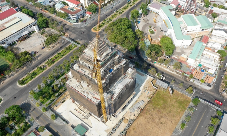 Hiện tại, trụ sở của Rạng Đông đang được xây dựng trong khu đô thị du lịch biển Phan Thiết, với quy mô, kiến trúc đồ sộ. Nằm ngay góc đường Tôn Đức Thắng - Nguyễn Tất Thành (TP Phan Thiết). (Ảnh: Dân Trí).