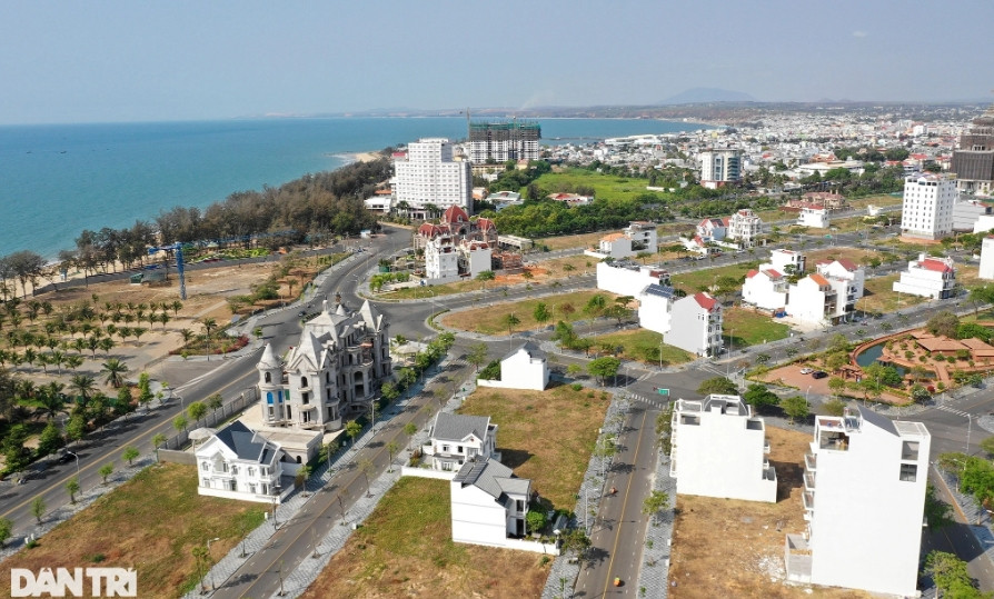 Trong đó, có việc chính quyền tỉnh Bình Thuận cho phép chuyển sân golf sang khu đô thị, trước khi báo cáo Thủ tướng Chính phủ; chính quyền không yêu cầu chủ đầu tư bố trí 20% quỹ đất của dự án để xây dựng nhà ở xã hội là chưa đúng quy định của pháp luật... Đặc biệt, việc định giá tiền sử dụng đất chưa đúng, nguy cơ khiến ngân sách nhà nước thất thoát… (Ảnh: Dân Trí).