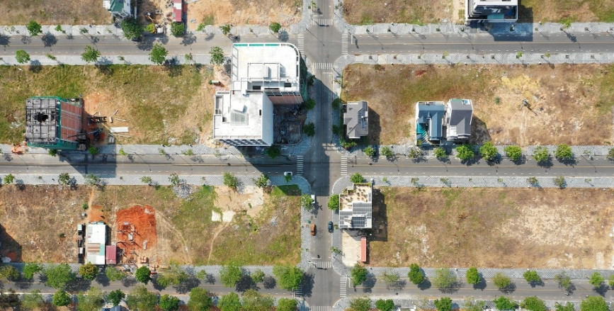 Những căn nhà bên mọc lên bên trong dự án. (Ảnh: Dân Trí).