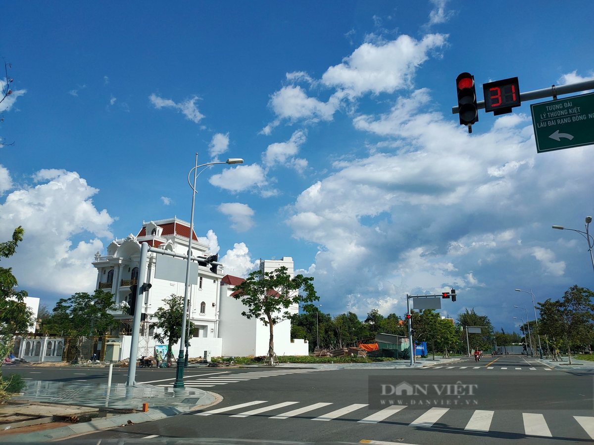 Một số căn nhà đang được xây dựng trên những cung đường đã hoàn thiện cơ sở hạ tầng. (Ảnh: Dân Việt).