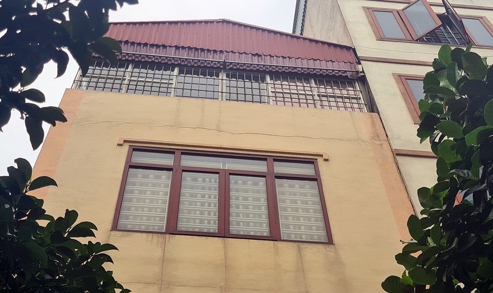 Tương tự, đứng từ bên ngoài cũng nhìn thấy rõ các vết nứt chạy dài ngang nhà bà Nguyễn Thị Nguyên (tổ 17, phường Yên Nghĩa).