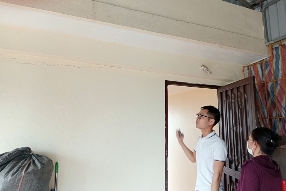Bà Nguyên bày tỏ sự lo lắng với phóng viên khi nhìn lên các vết nứt ngang, dọc trên tường nhà ngày càng lan rộng, to và đậm hơn.