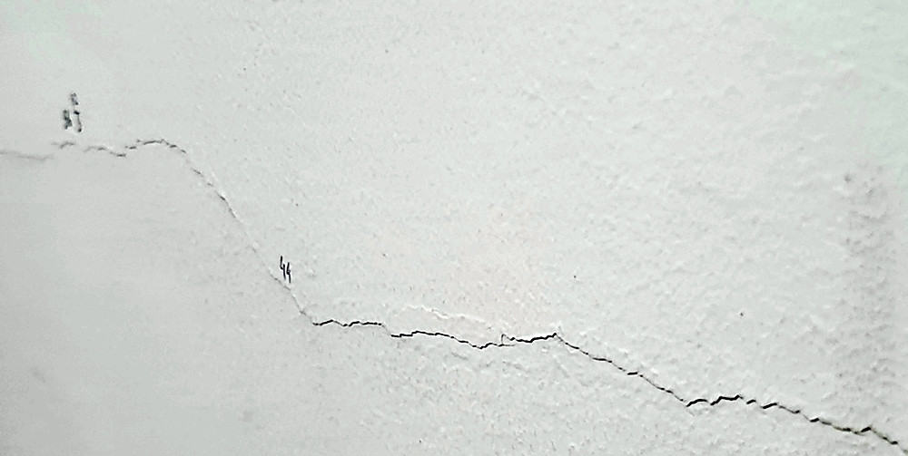 Bên trong căn nhà của anh Nguyễn Duy Thắng (tổ 17, phường Yên Nghĩa) mới xây dựng năm 2018 và chưa trả hết nợ, cũng chằng chịt những vết nứt trên tường, dầm, cầu thang có thể dễ dàng quan sát bằng mắt thường.