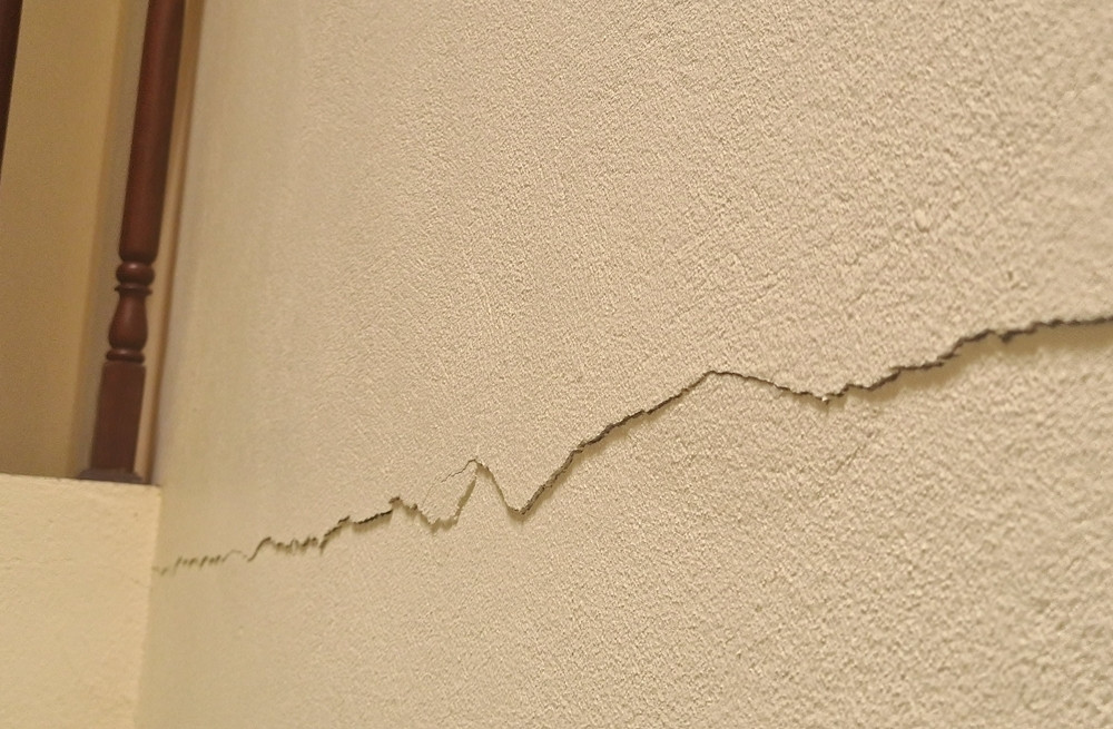 Nhiều vết nứt còn chạy ngang trên dầm, tường và có dấu hiệu lan rộng ra xung quanh bên trong nhà bà Nguyên.