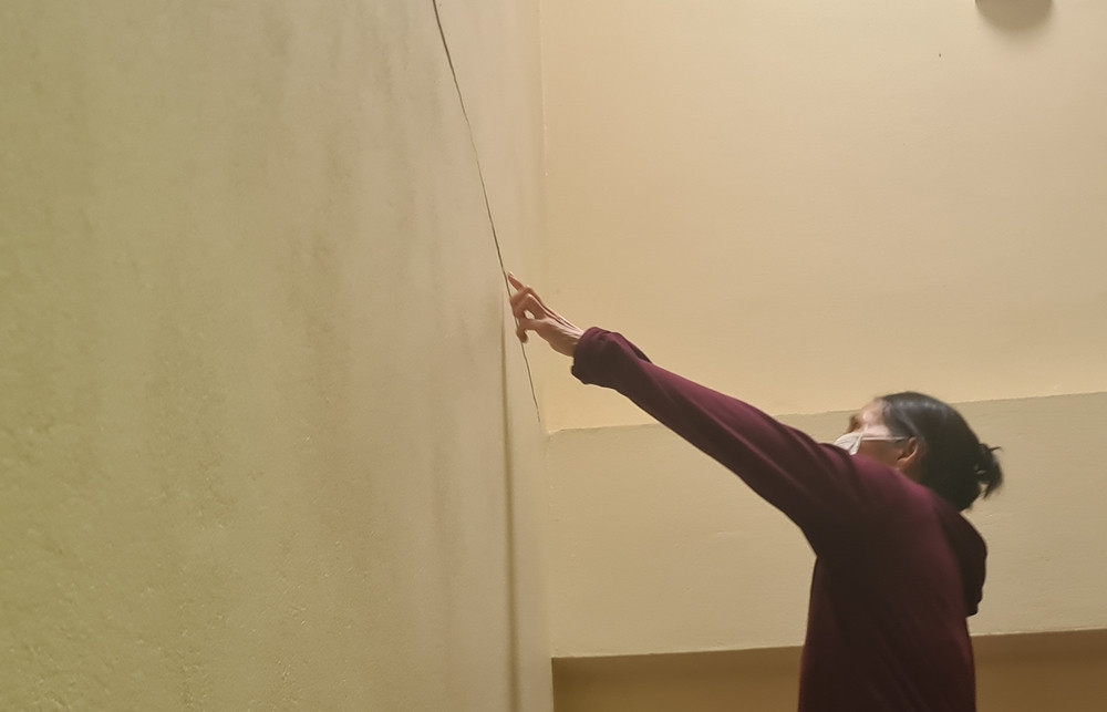 “Hôm đó, tôi đang dọn dẹp trong nhà thì nghe thấy tiếng động rung lắc rất mạnh nên bỏ chạy ra ngoài. Ban đầu cả khu dân cư tưởng là động đất, sau khi tìm hiểu mới biết là dự án chung cư CT4 kế bên đang ép cọc”, bà Nguyên nhớ lại.