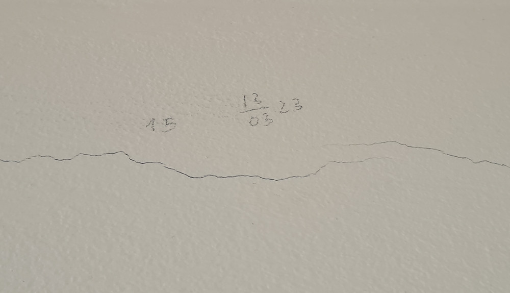 Lo lắng cho tính mạng và tài sản, hàng chục hộ dân tổ 17, phường Yên Nghĩa đã nhiều lần trực tiếp đến ban quản lý dự án yêu cầu dừng thi công để thay đổi phương án thi công khác phù hợp, đảm bảo an toàn cho người dân. Chủ đầu tư sau đó đã 3 lần tiến hành khảo sát và lập biên bản hiện trạng các ngôi nhà bị ảnh hưởng.