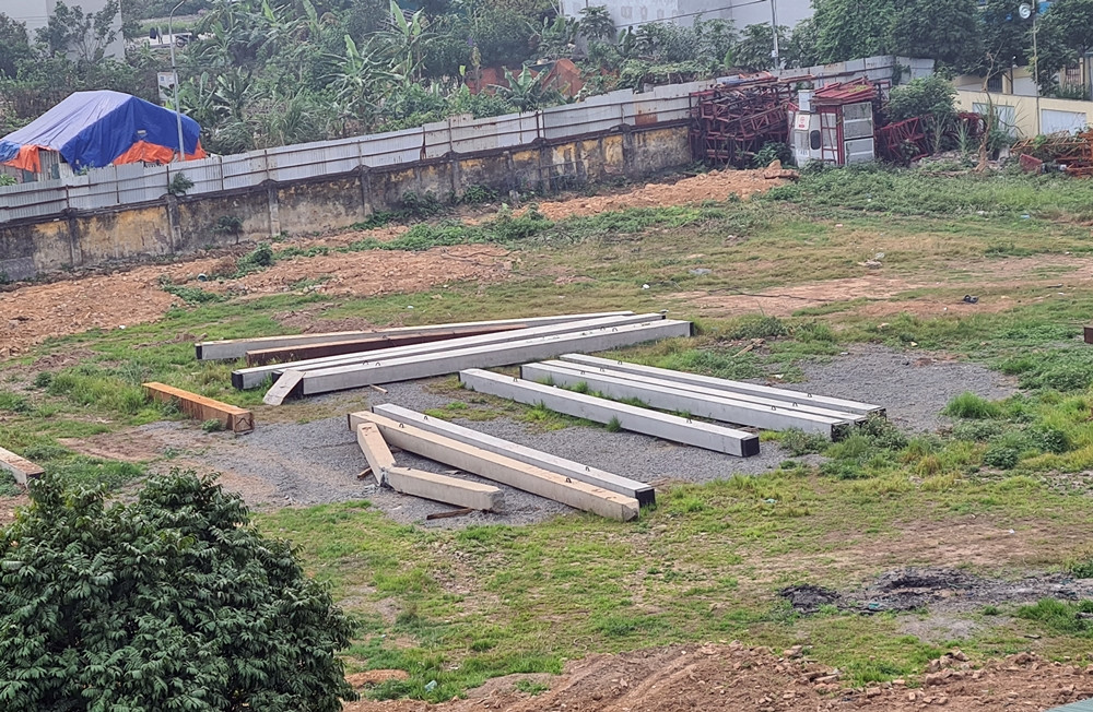 Đại diện UBND phường Yên Nghĩa cho báo chí biết đã làm việc với người dân, chủ đầu tư dự án, đơn vị thi công, yêu cầu rà soát lại các biện pháp thi công để đảm bảo an toàn cho người dân.