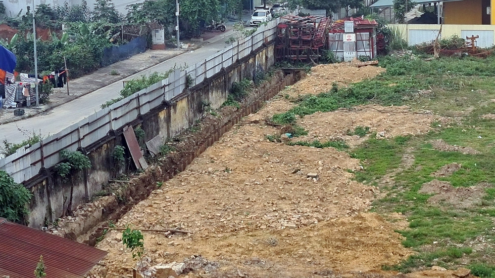 Liên quan đến sự việc, UBND quận Hà Đông cũng đã có văn bản số 475 (ngày 7/3/2023) giao Phòng quản lý đô thị, Đội quản lý TTXD đô thị, UBND phường Yên Nghĩa kiểm tra, đôn đốc chủ đầu tư trong quá trình xây dựng nhà chung cư CT4, đảm bảo an toàn thi công.