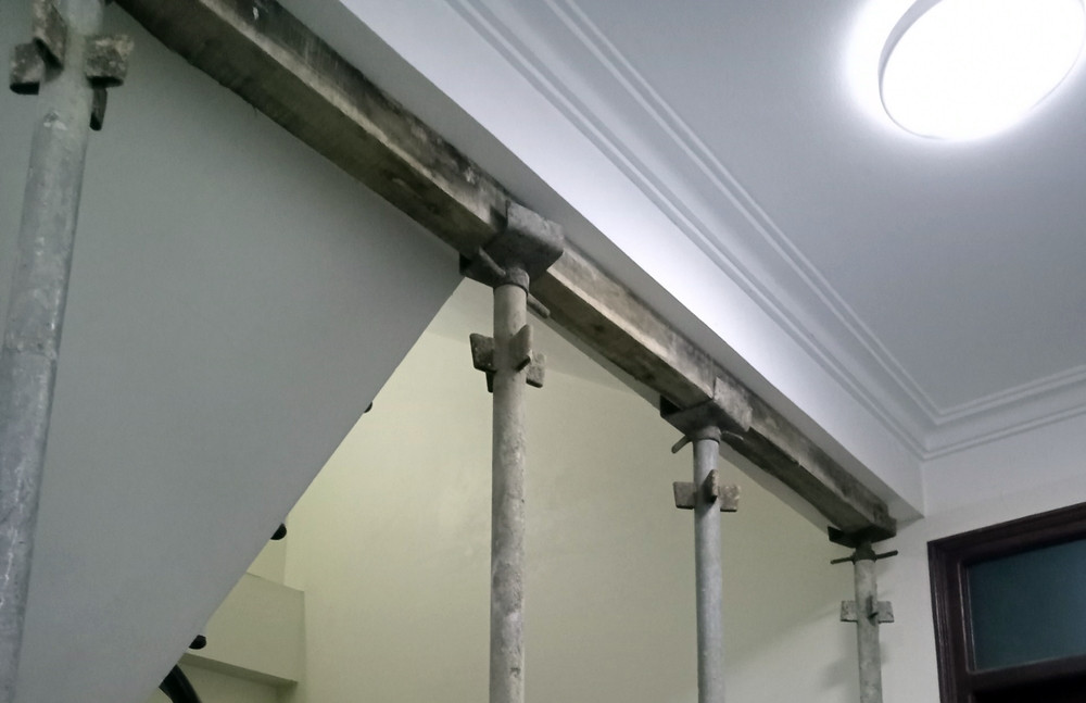 Nhà của người dân phải "chống nạng" sau những trận rung lắc khi công trình chung cư CT4 tiến hành ép cọc.