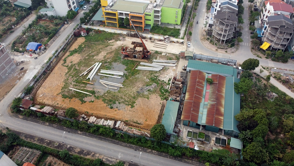 Người dân cho biết, các vết nứt xuất hiện xung quanh nhà từ sau vụ rung chấn mạnh hôm 14/12/2022, khi công trình nhà chung cư CT4 nằm ngay gần tiến hành ép cọc để xây dựng.