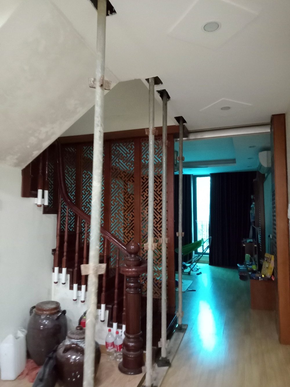 Đây là căn nhà của gia đình anh Lâm (tổ 17, phường Yên Nghĩa), xuất hiện các vết nứt, vỡ ngay giữa dầm nhà. Để đảm bảo an toàn, chủ đầu tư đã phải sang sử dụng cọc sắt để chống dầm nhà.