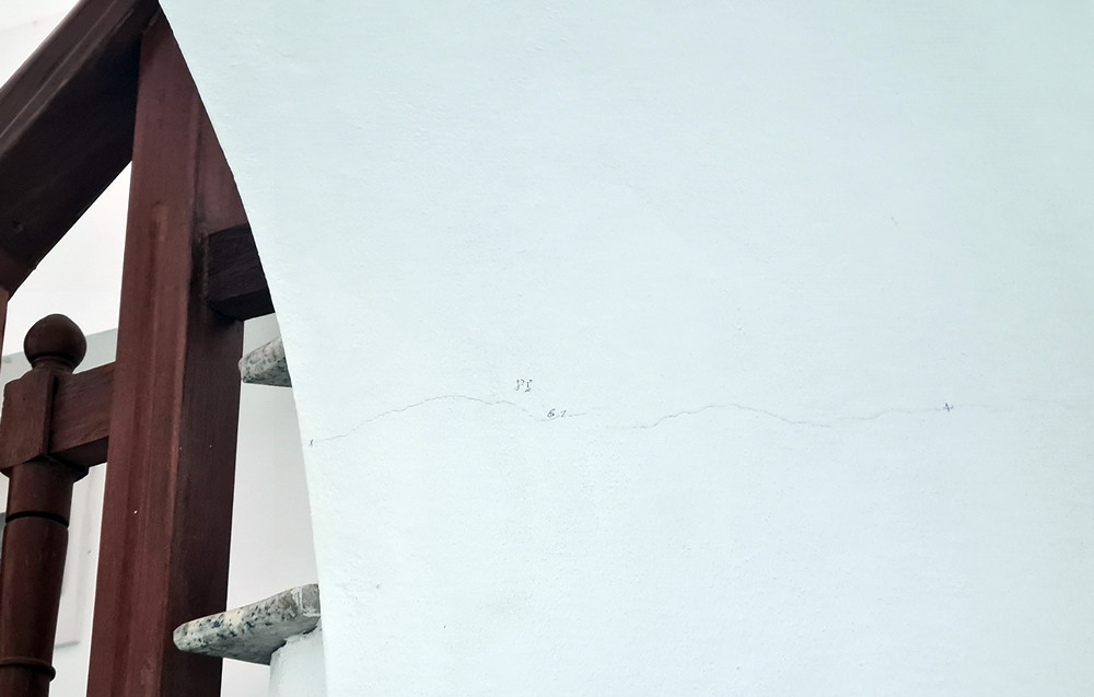 Anh Thắng cho biết thêm, qua khảo sát, căn nhà của gia đình xuất hiện hơn 100 vết rạn nứt dài, ngắn khác nhau, các vết nứt không chỉ xuất hiện trên tường mà còn xuất hiện trên dầm, cột chống.