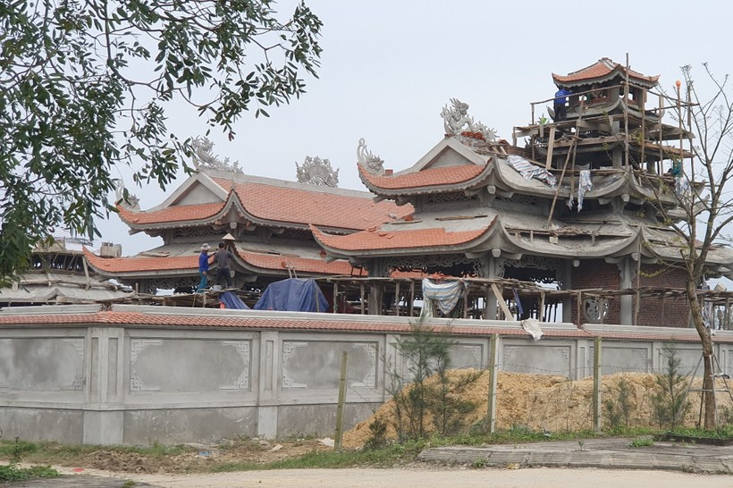 UBND TP Hà Tĩnh đã phê duyệt chủ trương đầu tư, báo cáo kinh tế kỹ thuật xây dựng nâng cấp nghĩa trang Hoang Ích, trong đó có phần diện tích san nền mở rộng là 7,1ha, dự kiến sẽ giải quyết được nhu cầu khoảng 500 ngôi mộ. UBND xã Thạch Trung làm chủ đầu tư với tổng mức hơn 2 tỷ đồng.