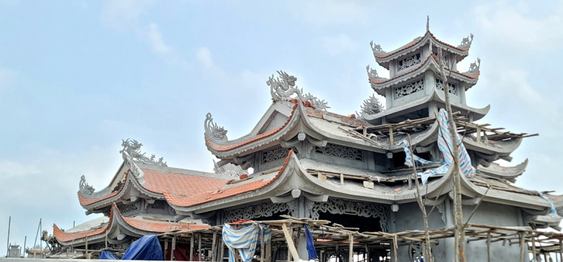 Thế nhưng thay vì thực hiện dự án, ngày 15/11/2019 UBND xã Thạch Trung ký kết biên bản thỏa thuận với ông Nguyễn Xuân Hùng (SN 1952, trú thôn Đoài Thịnh, xã Thạch Trung), là người đại diện dòng họ Nguyễn Văn thực hiện, toàn bộ chi phí để thi công do dòng họ này chịu trách nhiệm.